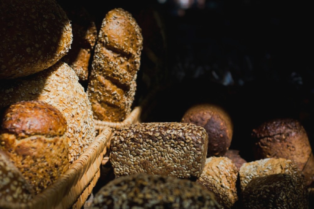Асортимент хліба та випічки в кошику